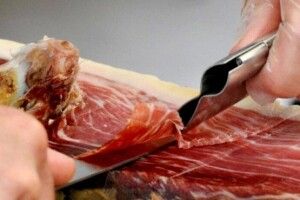 Шматок хамона продали за ціною сільської хати на Волині