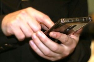 Попросив подзвонити: у Луцьку молодик серед білого дня вкрав у дитини телефон
