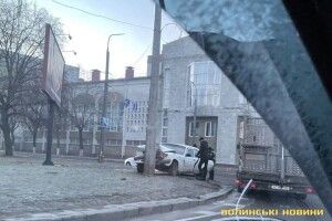 У Луцьку «Волга» в’їхала в стовп