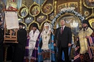 У Рівному Філарет вручив Петру Порошенку орден Андрія Первозваного