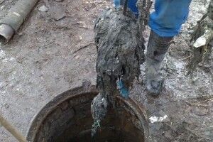 Забиті труби: комунальники Шацька просять не викидати сміття в каналізацію  