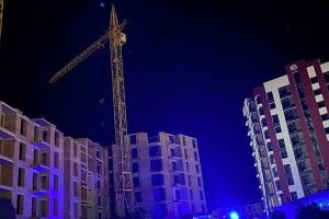 Хотів стрибнути вниз: у Луцьку чоловік видерся на 30-метровий кран (Фото)
