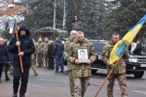 Поліг від кулі снайпера: на Рівненщині прощались із загиблим воїном (Фото)