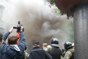 У Києві в поліцейських кинули шашку й яйця… 