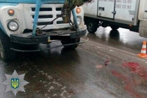 На пішохідному переході у Рівному вантажівка збила пенсіонерку