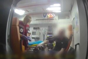 У Луцьку патрульні врятували чоловіка, який стікав кров'ю через поріз (Відео)