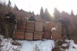 Прикордонники шуганули контрабандистів пострілами і затримали 9 тисяч пачок цигарок