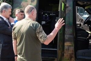 Порошенко з волонтерами презентував комплекс оптоелектронної розвідки, створений українськими фахівцями для фронту
