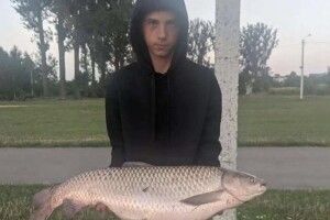 На Рівненщині рибалка спіймав 10-кілограмового амура (Фото)