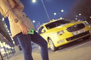  Переплутала автівку з таксі: двоє чоловіків зґвалтували 19-річну (Фото)
