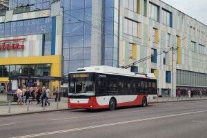 У Луцьку тролейбус пошкодив лінію електропередач (Відео)