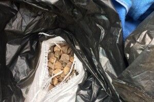 На Рівненщині порушник ПДР перевозив в авто 5 мішків бурштину