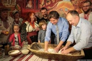 «Великдень для Героїв»: в Україні печуть паски і розписують писанки для військових 