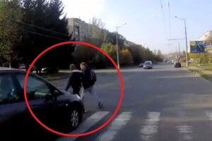 П’яний водій просто змів з пішоходного переходу двох хлопців (Відео 18+)