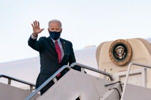 Байден розпочинає дводенний візит до Польщі