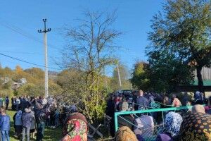 На останній дорозі не пустили до церкви: на Закарпатті не змогли попрощатися із загиблим воїном