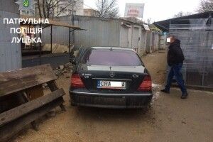 Mercedes в’їхав у павільйон на луцькому ринку