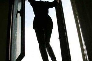 33-річна жінка хотіла вистрибнути з вікна з малолітнім сином