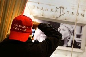 У Каліфорнії студентці загрожує в'язниця за крадіжку кепки з гаслом Трампа