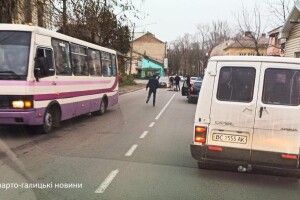 Маршрутка на смерть збила дев'ятикласницю на пішохідному переході (Фото)