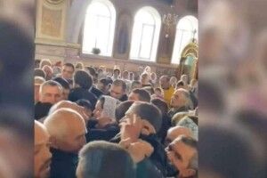 З лайками, штовханиною та прокльонами: на Волині парафіяни ділять церкву