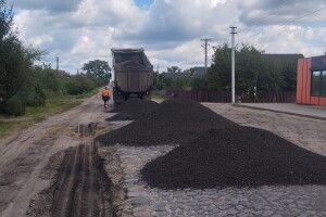 На автошляхах Волині триває ремонт дорожнього покриття
