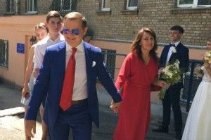 Ляшко вдягнув червону краватку й пішов до вінця