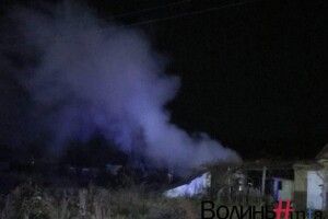 На Волині горить господарська споруда