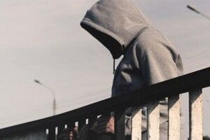 Хотів стрибнути з мосту під поїзд: у Рівному врятували чоловіка