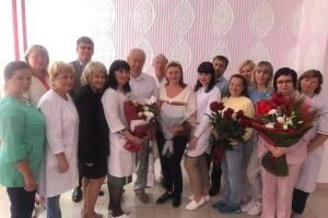 З грамотою і почестями: провели на пенсію лікаря, який пів століття дарував волинянкам щастя материнства