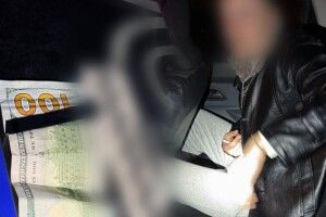 П'яний водій після ДТП намагався запхати хабар у кишеню поліцейському