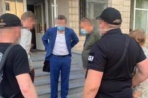 Чиновники взяли 1 мільйон гривень хабаря за постачання масок для військових