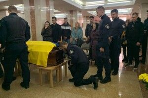 У Рівному поліцейські зі сльозами на очах попрощалися з полеглим на війні підполковником (Фото)