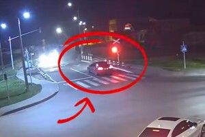 У Луцьку «Tesla» перетнула залізничний переїзд на червоний сигнал (Відео) 