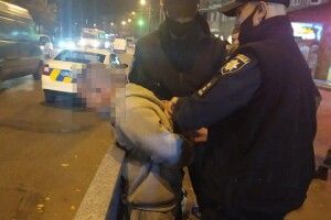 Рівнянин прив'язав собаку до паркану і жорстоко бив. Патрульні врятували тварину (Фото)