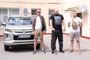 З Волині воїнам на херсонський напрямок відправили позашляховик