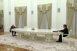 Не треба принижувати росію? День 103 Макрон танцює у путіна через компромат