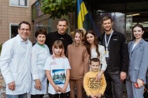 Відомий український футболіст провідав дітей в Охматдиті (Фото)