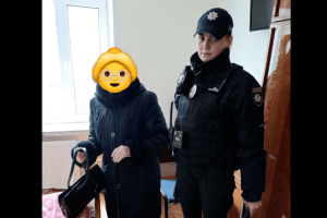 У Луцьку заблукала 95-річна бабуся: її рятували правоохоронці (Фото)