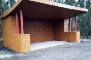 Колківські лісівники до свята Миколая подарували громаді дві автозупинки