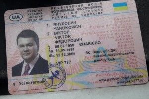 «Легітимний повернувся!»: у Харкові водій BMW пред’явив права Януковича 