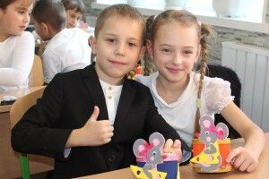 В одній із луцьких шкіл діти просто на уроці клеїли мишей (фото)