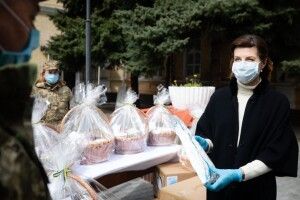 Марина Порошенко передала у військовий госпіталь захисні костюми для лікарів та великодні паски 