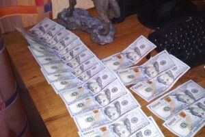 На Волині голову сільради та підприємця викрито на хабарі у 4500 доларів (фото)