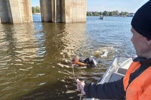 Бійці ДСНС врятували чоловіка, який впав у Дніпро (Фото)