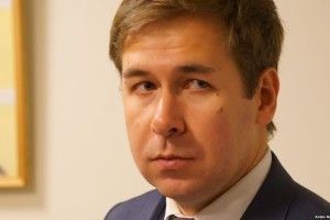 Ілля Новіков купив кеди Сергія Жадана на аукціоні на підтримку медслужби «Правого Сектора»