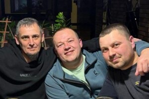 «Скинулися на трьох – купили Ніссан – і поїхали… на війну»