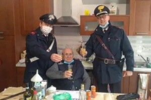 Cамотній пенсіонер викликав поліцейських, щоб відсвяткувати з ними Різдво
