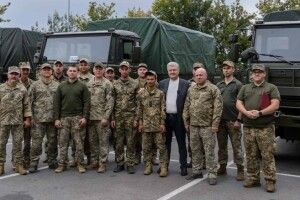 Порошенко передав партію техніки кільком бригадам Сил Оборони