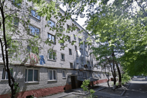 Батько 10-річної дівчинки, яка випала з вікна, вчиняв домашнє насильство